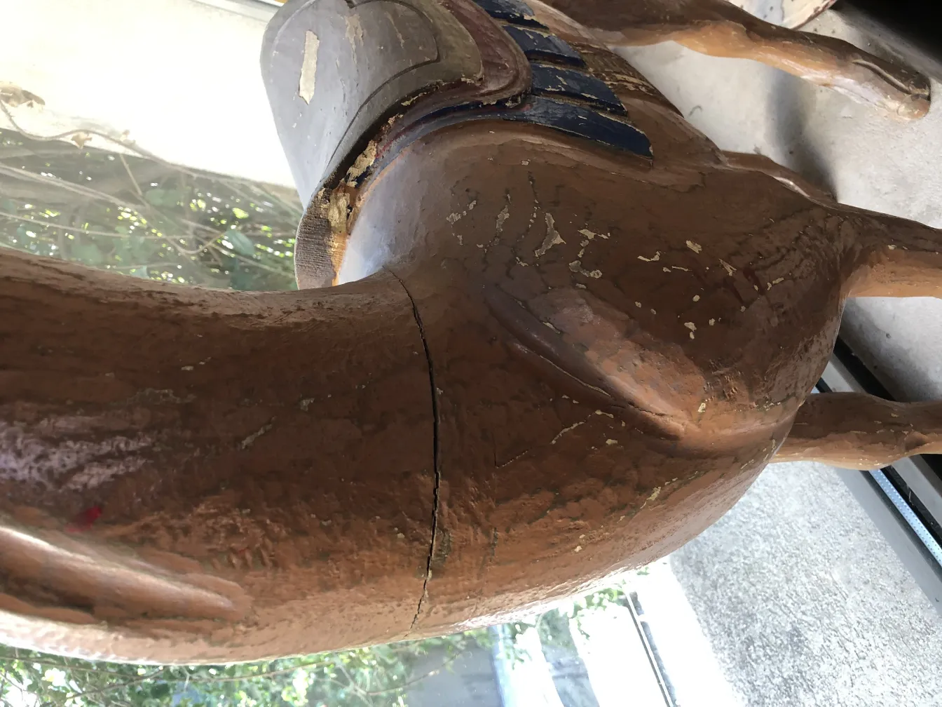 escultura decorativa antiga de lhama em um ambiente iluminado