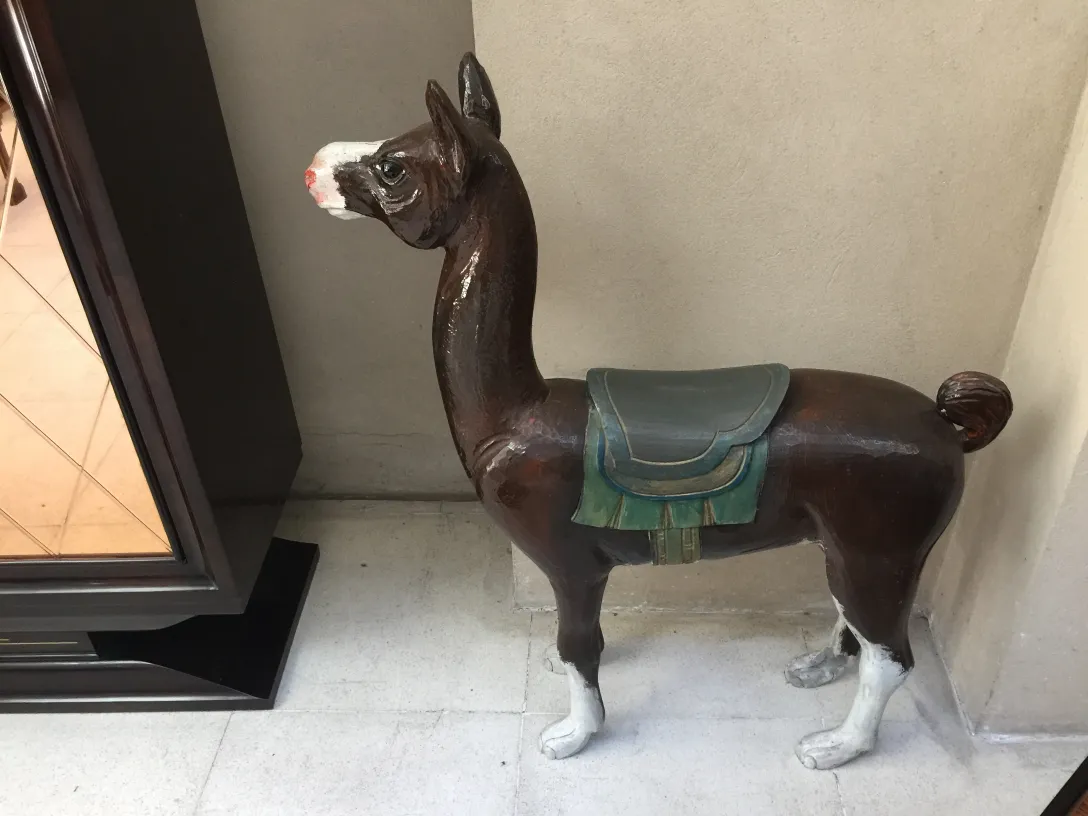 escultura antigua de llama decorativa con montura