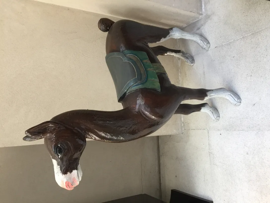 Ancienne sculpture de lama avec des détails du visage