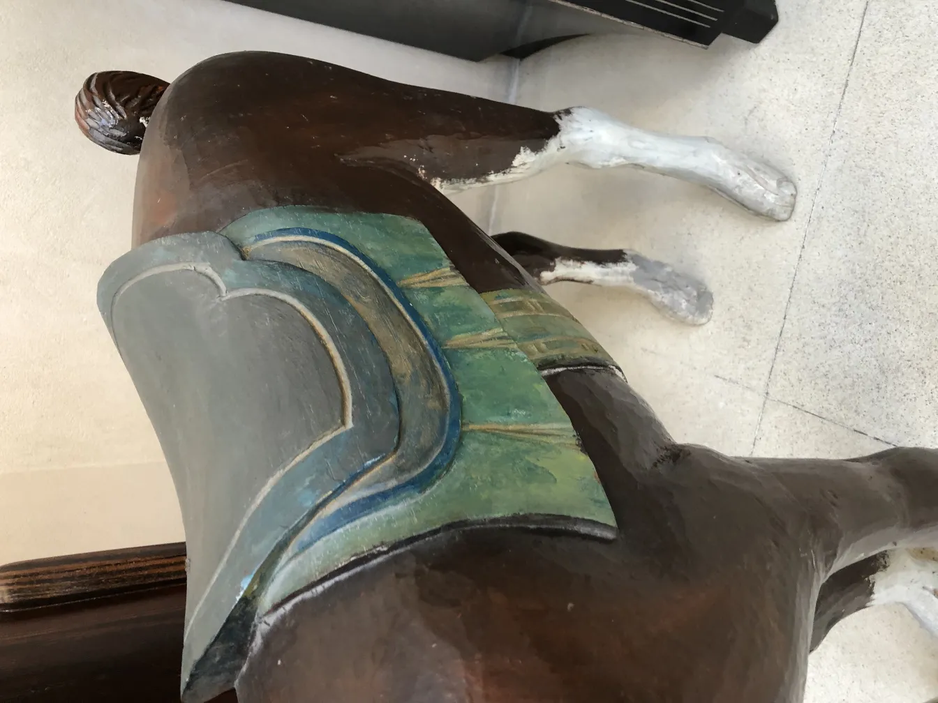 Figura antigua de llama decorativa con detalles