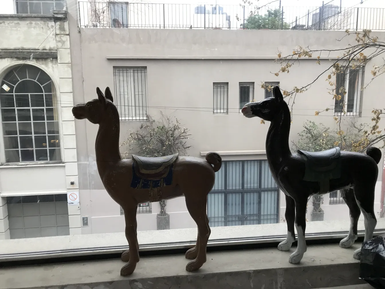 창가에 있는 앤틱 장식 라마 상