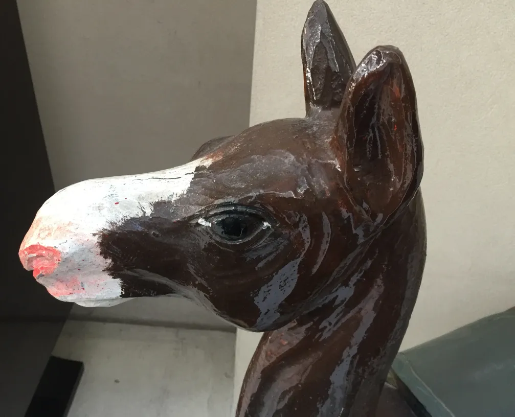 Cabeza de llama antigua con detalles decorativos.