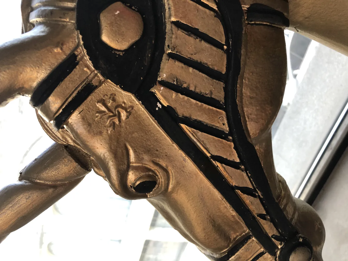 古代の黒いディテールの金色ユニコーン