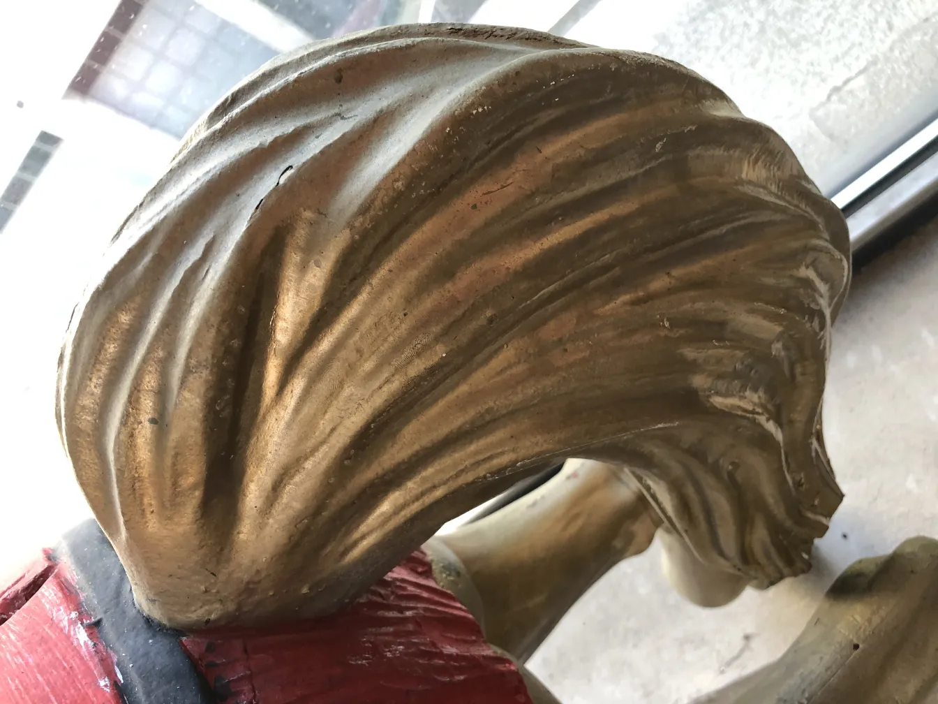 escultura detalhada da crina dourada do unicórnio