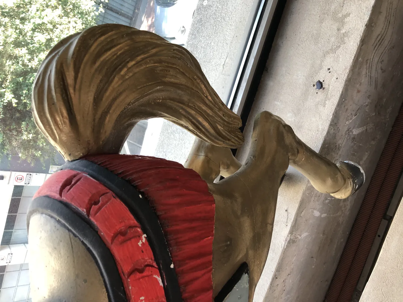 sculpture antique de licorne avec crinière dorée et ornements rouges