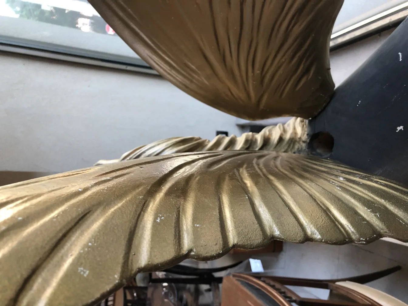 Figura antigua de unicornio, con detalles dorados y un ambiente elegante.