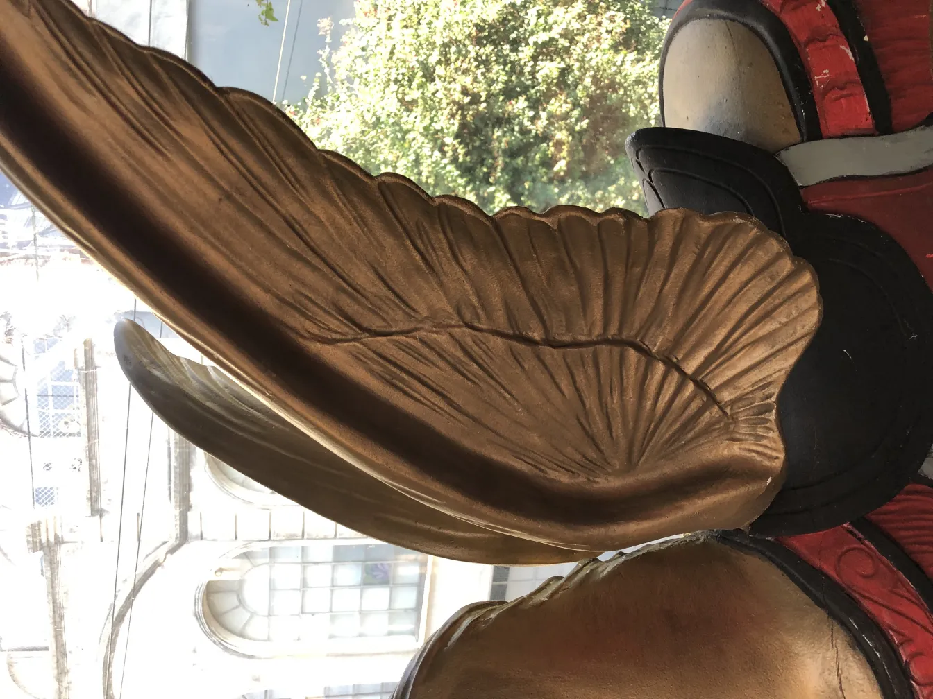 Antikes dekoratives Einhorn mit aufwändigem Design und goldenen Details