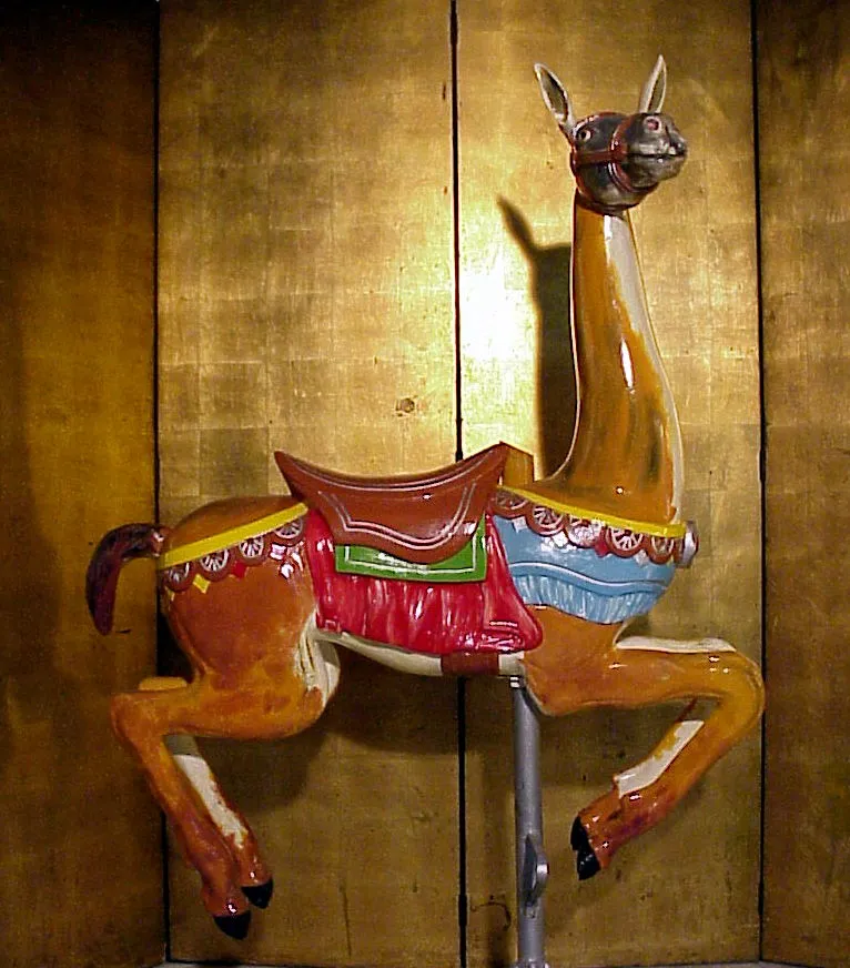 lhama antiga de brinquedo com cores vibrantes e detalhes artísticos, fundo dourado