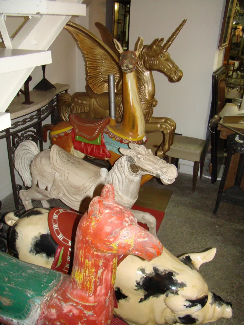 figura antiga de porco com detalhes coloridos