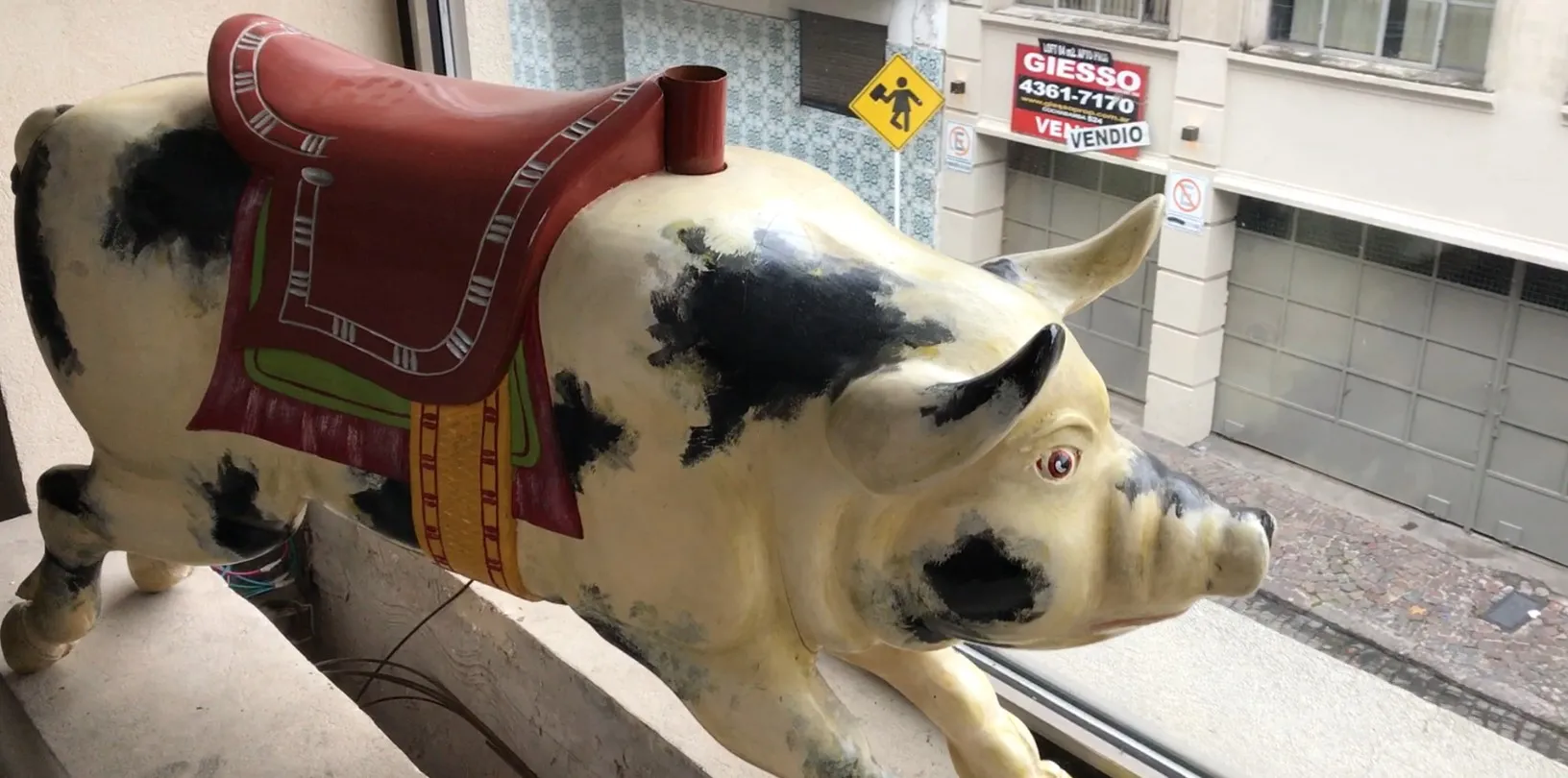 cochon ancien avec selle, pièce décorative