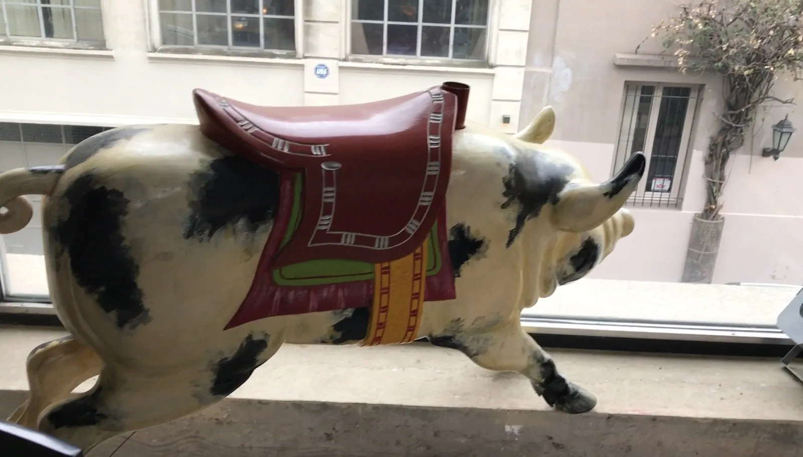 ancienne figurine décorative d'un cochon avec une selle