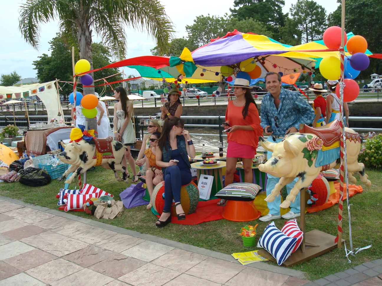 buntes antikes Schwein in einer festlichen Umgebung