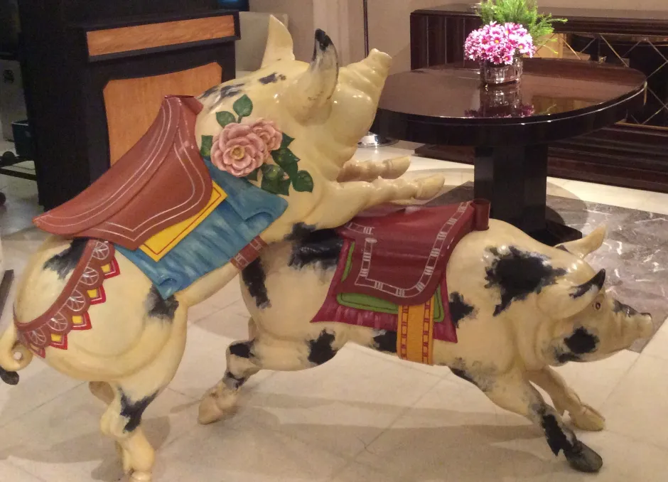 Chancho antiguo con decoración llamativa y flores, ambiente elegante.