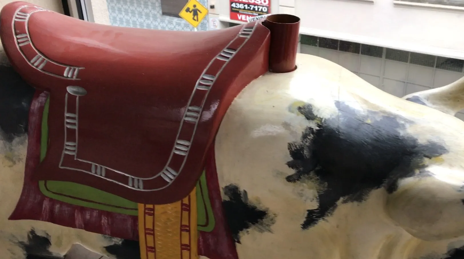 Antike dekorative Schwein mit rotem Sattel und bunten Details