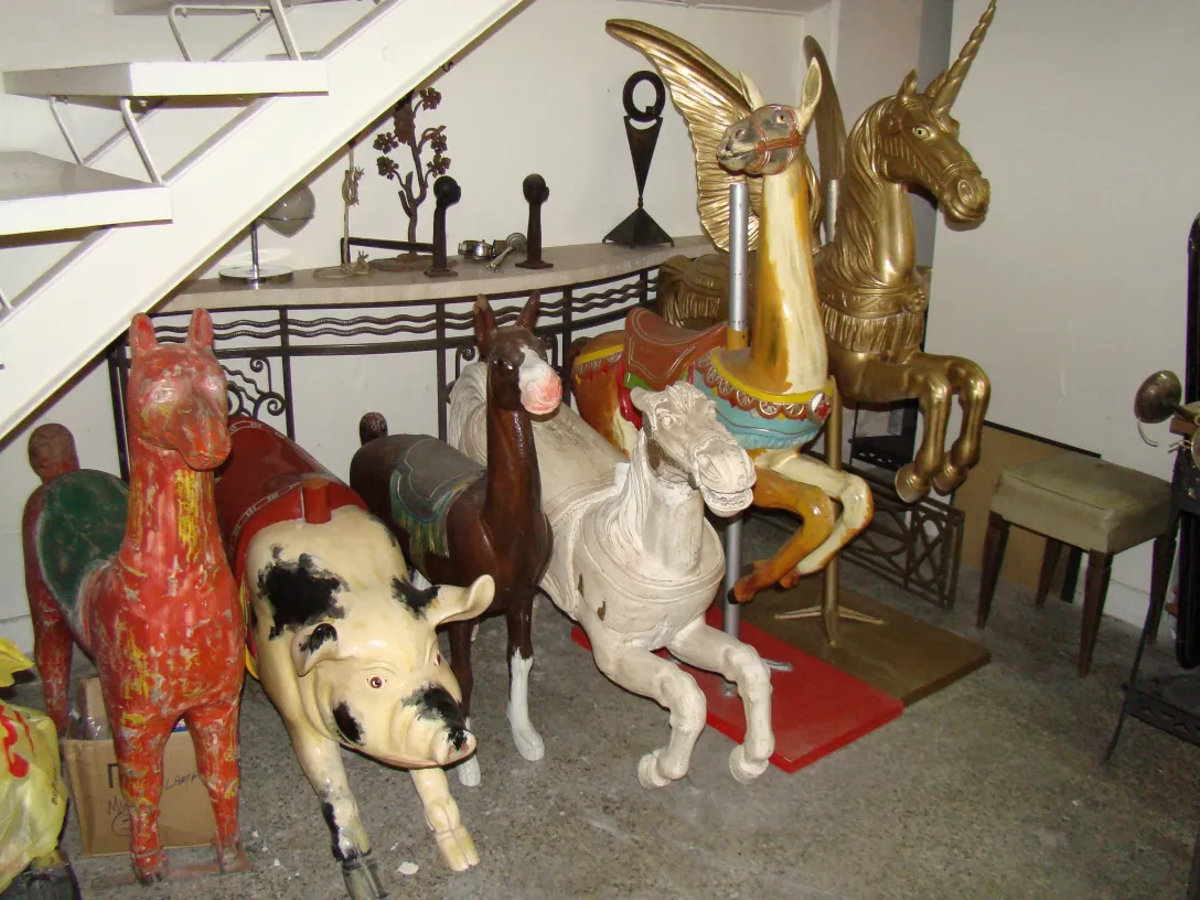 Antikes Schwein mit dekorativen Details in einer Antiquitätenumgebung