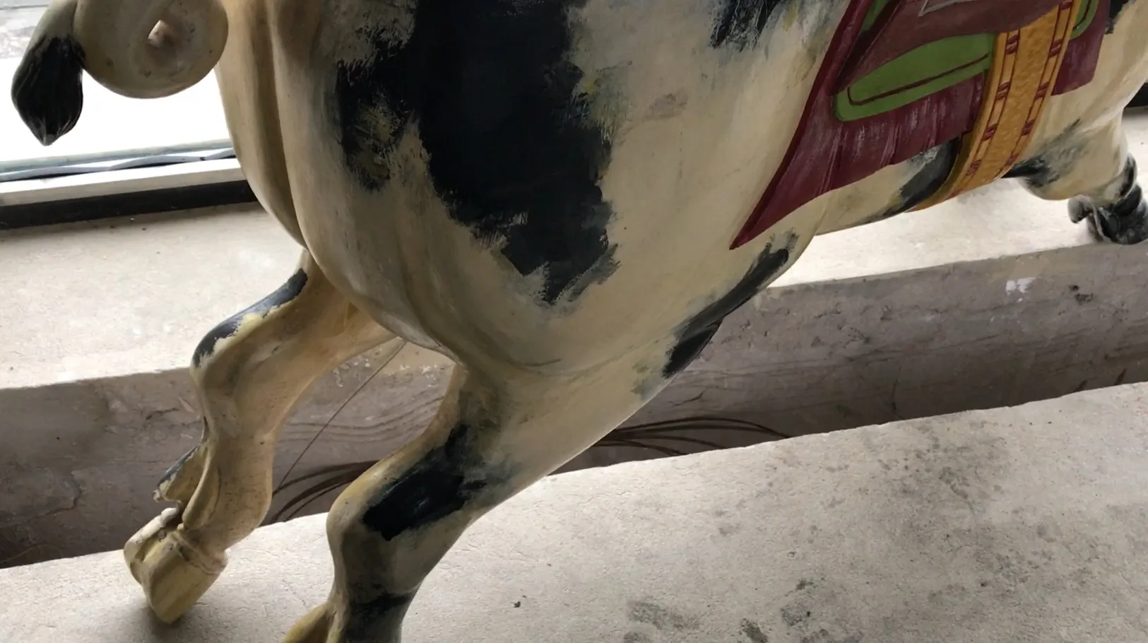 Antikes dekoratives Schwein mit verblassten Farben auf einfachem Hintergrund