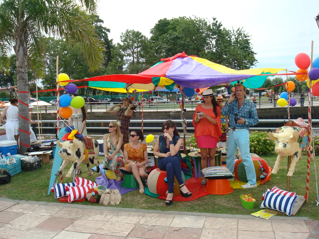 Chancho antiguo decorativo en un ambiente festivo con niños y globos.