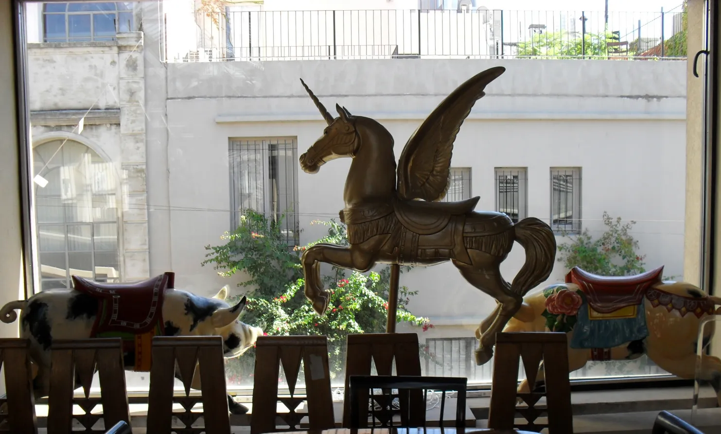 antico maiale decorativo con dettagli colorati su sfondo chiaro