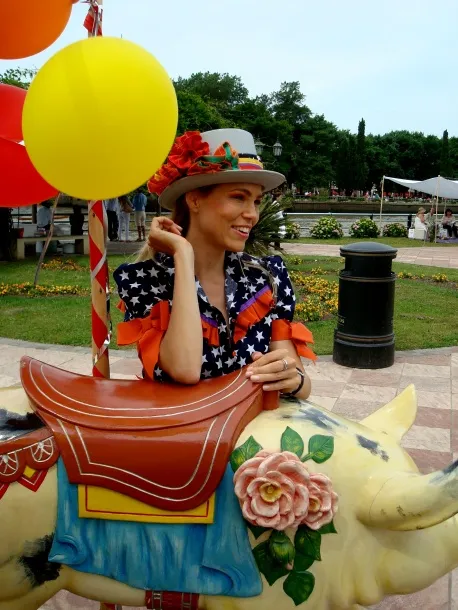Decorazione antica di maiale con fiori e sella