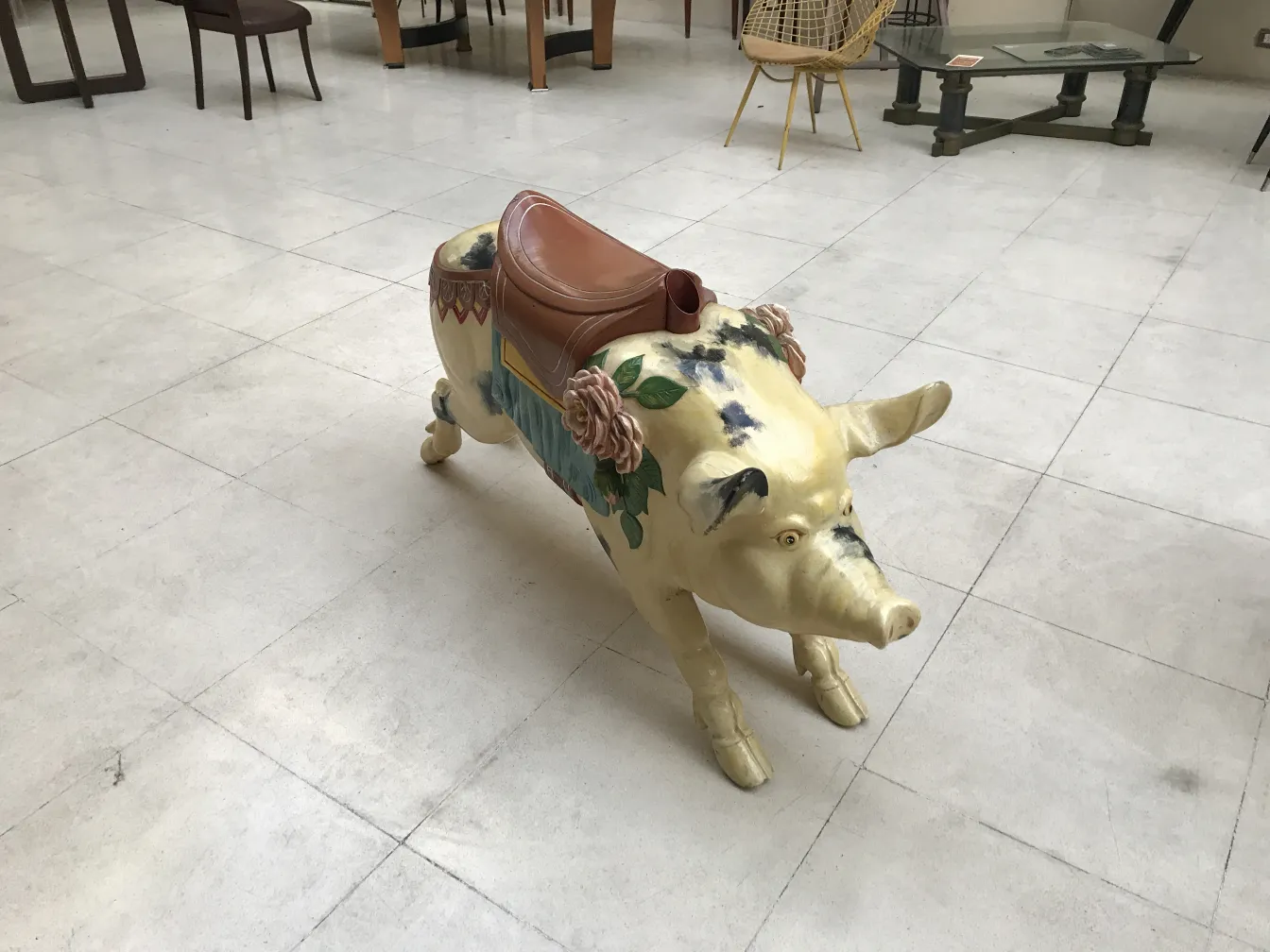 Maiale antico decorativo con sella, fiori e dettagli colorati