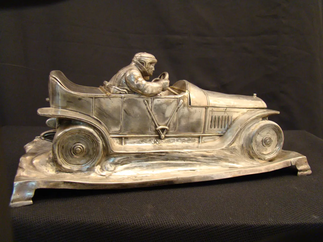 Tinteiro antigo WMF com figura de piloto em um carro.