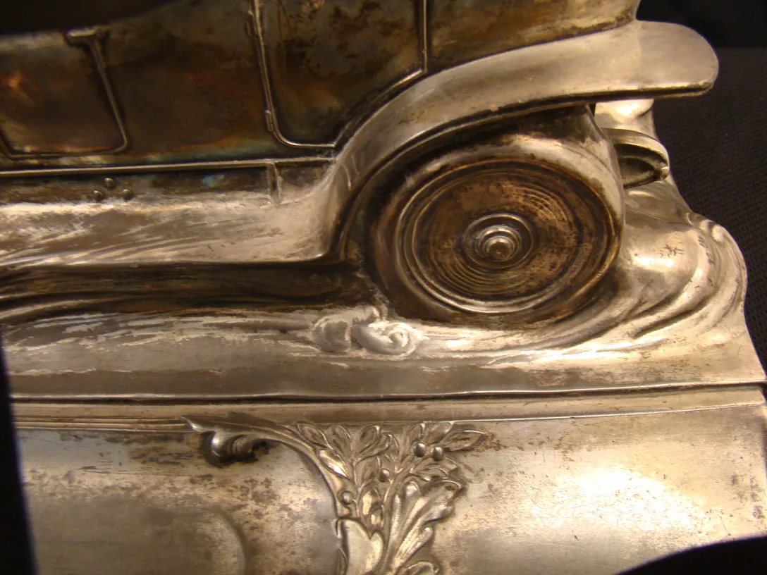 Tinteiro antigo WMF com detalhes e curvas decorativas.