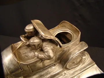 encrier ancien WMF en forme de voiture de course avec pilotes