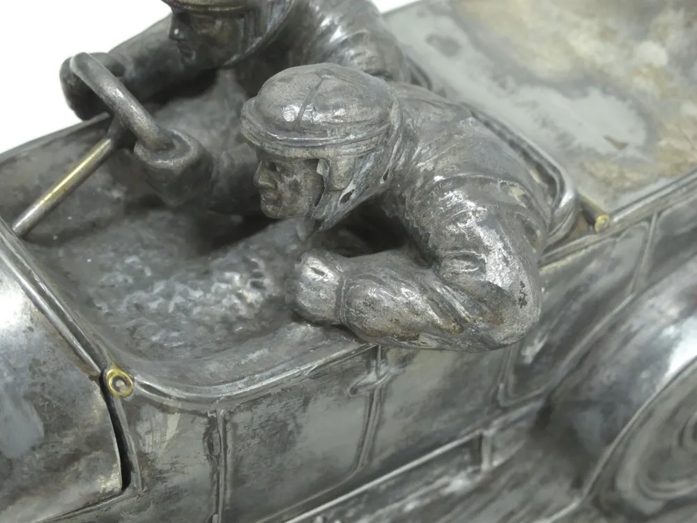 Antikes Tintenfass WMF mit Fahrerfiguren in einem Auto