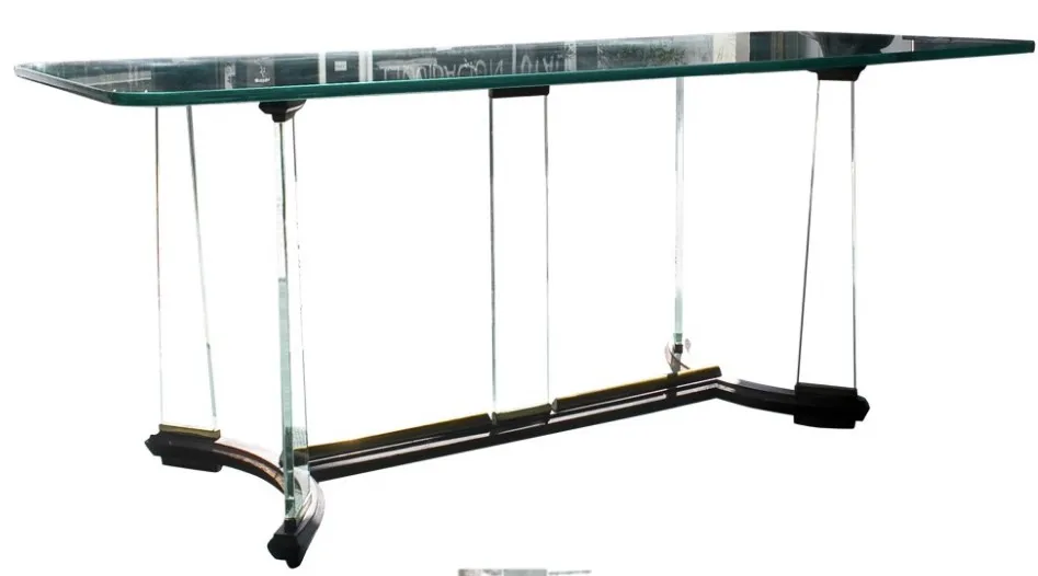 table ancienne pour huit personnes, avec un design élégant dans un cadre chaleureux.