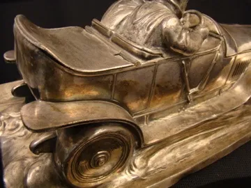 antiker Tintenfass mit Auto- und Fahrerfigur