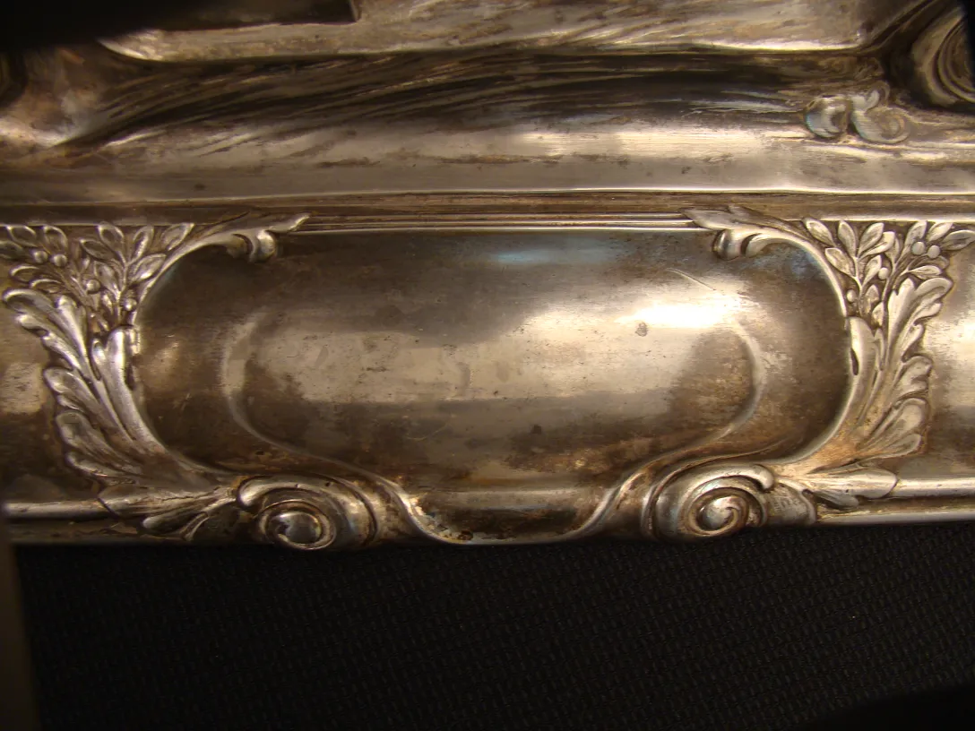 tintero antiguo con decoraciones en un ambiente oscuro