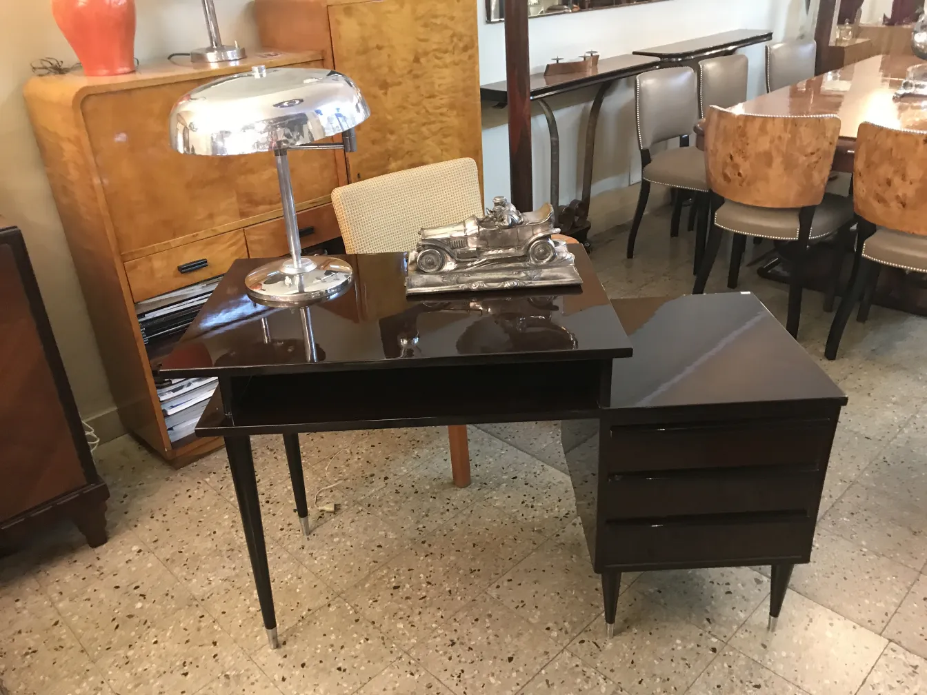 Calamaio antico WMF su una scrivania elegante con lampada.