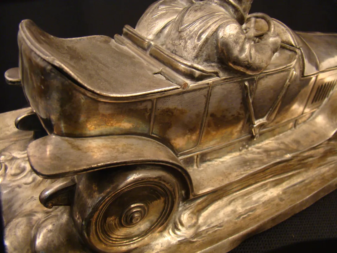 Старинная чернильница WMF в форме автомобиля с деталями движения