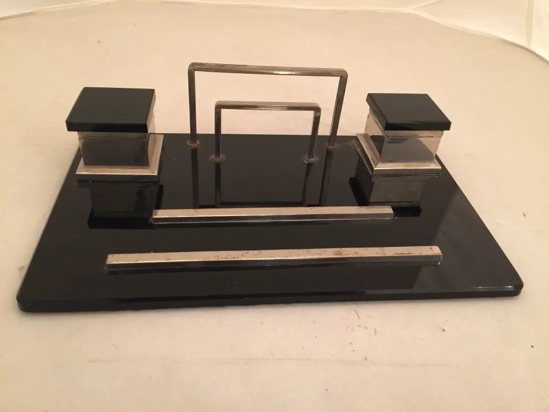 优雅的古老墨水瓶，带有光滑的表面