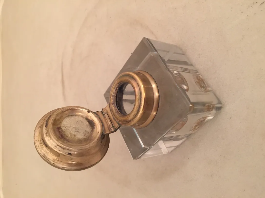 encrier ancien avec un design élégant et couvercle en métal