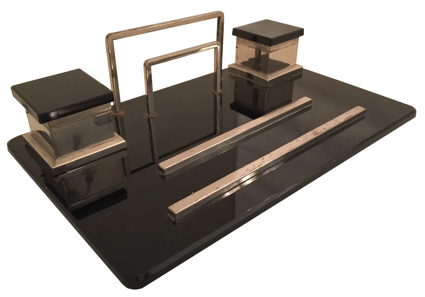 Antikes Schreibtisch-Tintenfass mit rechteckiger Form und metallischen Details.