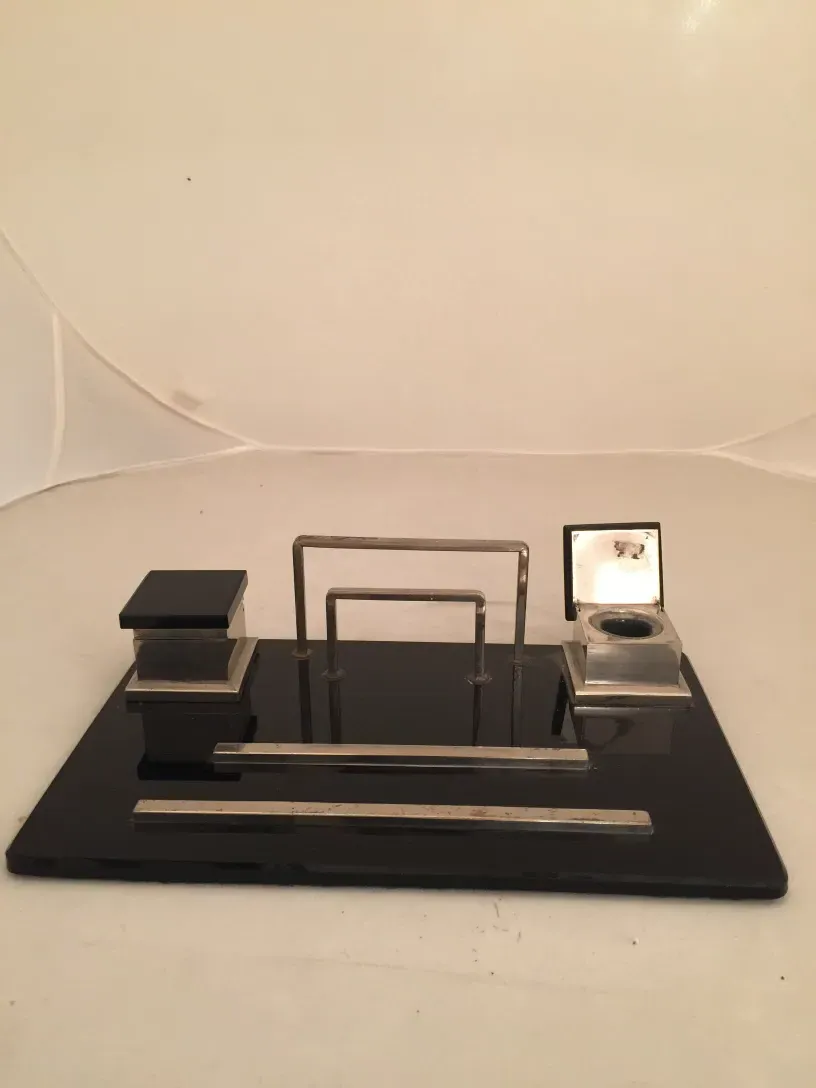 tinteiro antigo com forma elegante, decorado com detalhes, inclui um suporte