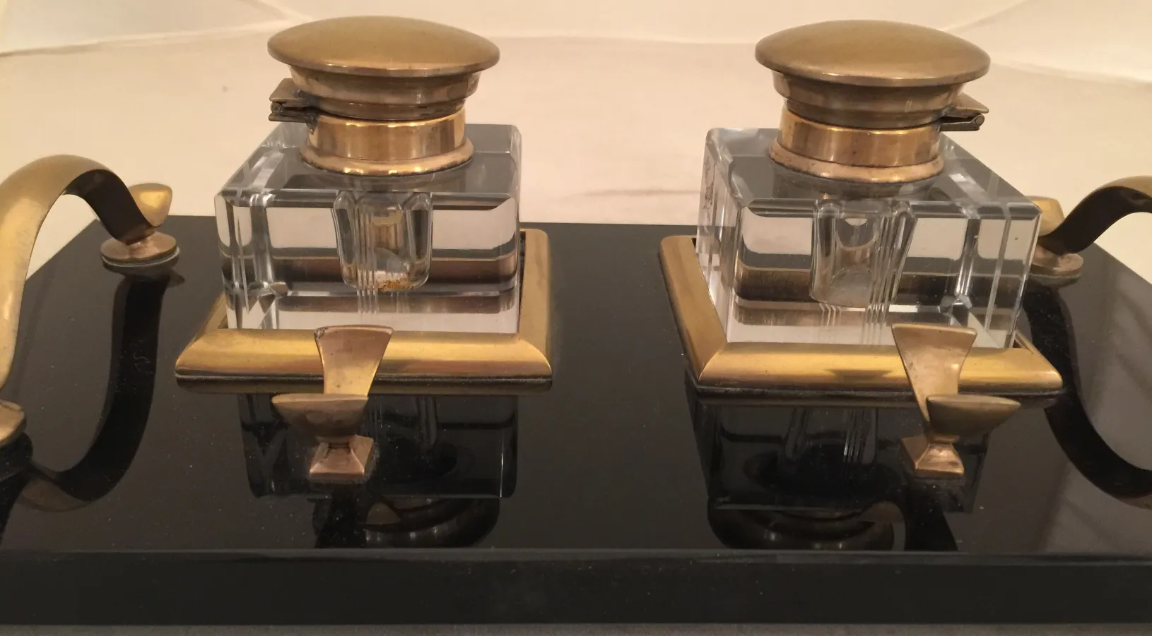 encrier ancien en verre avec couvercle doré et base noire