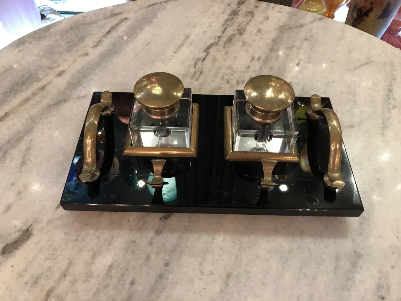 encrier ancien sur une surface brillante avec des détails dorés