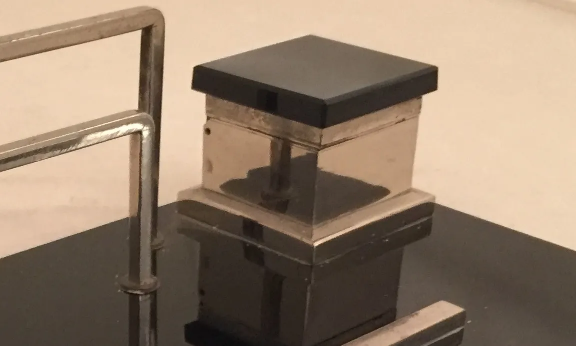 古董墨水瓶，黑色盖子，透明底部