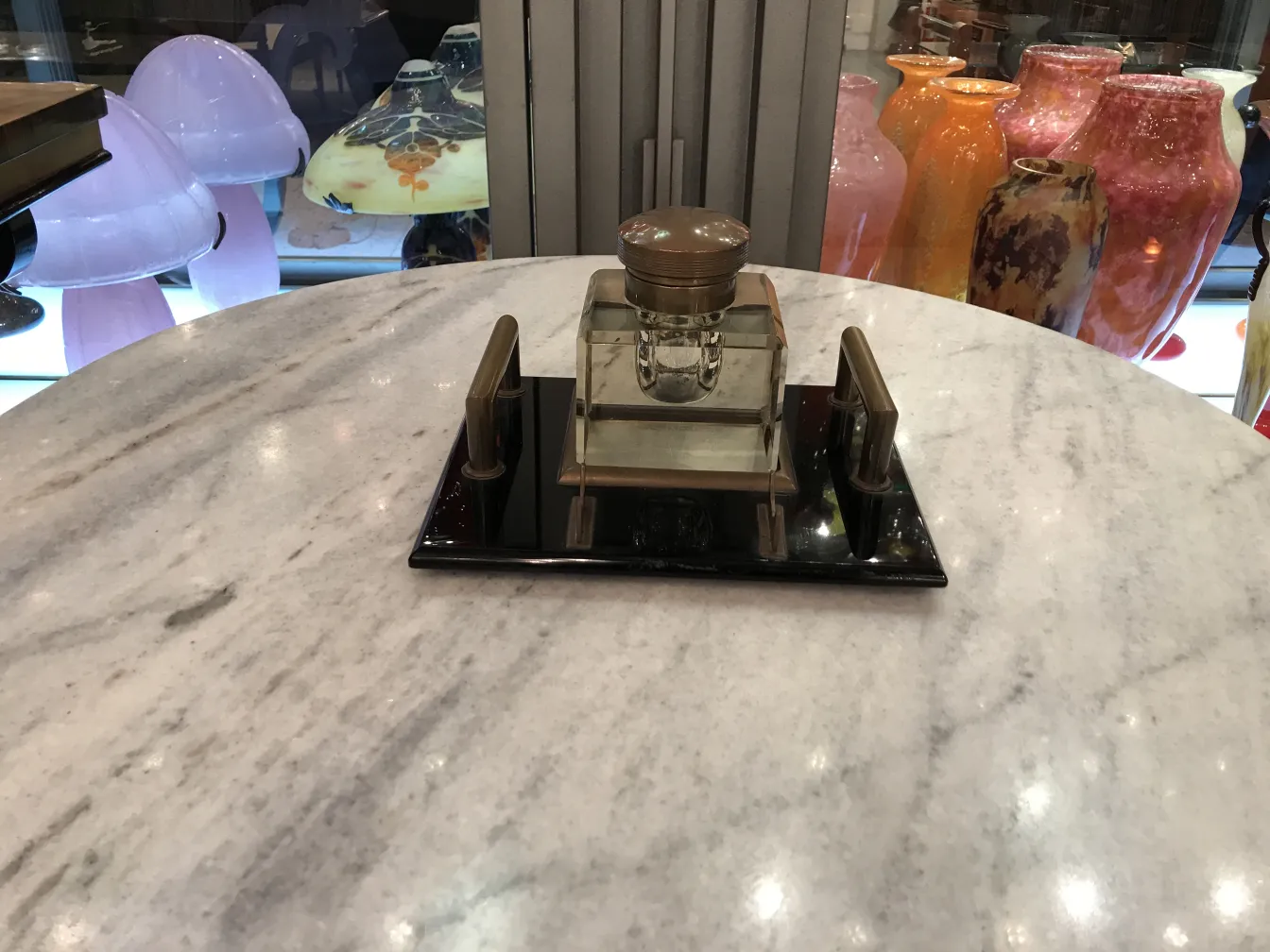 古董墨水瓶，黑色底座和装饰