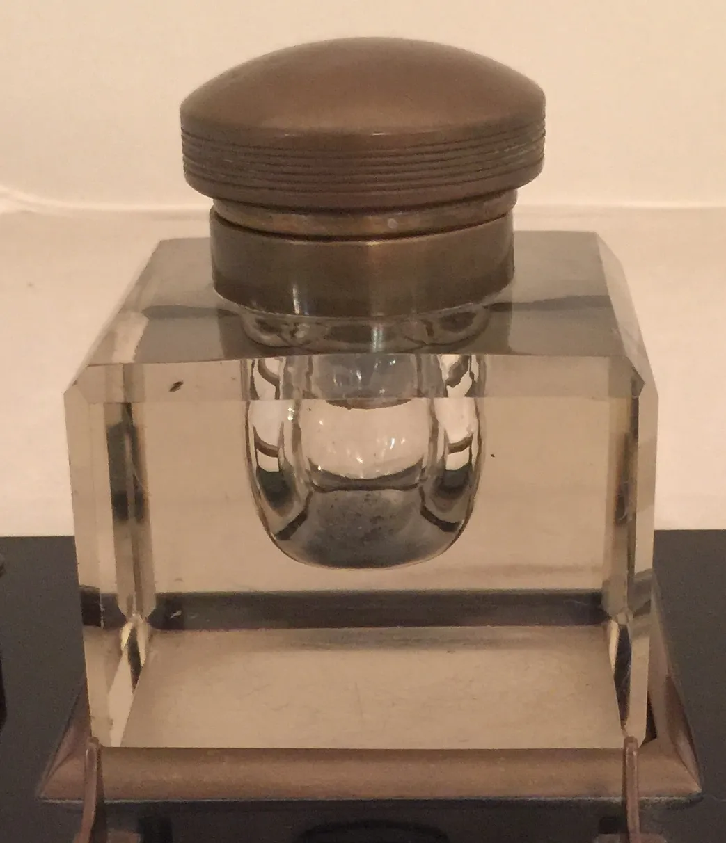 encrier ancien avec couvercle rond et design élégant