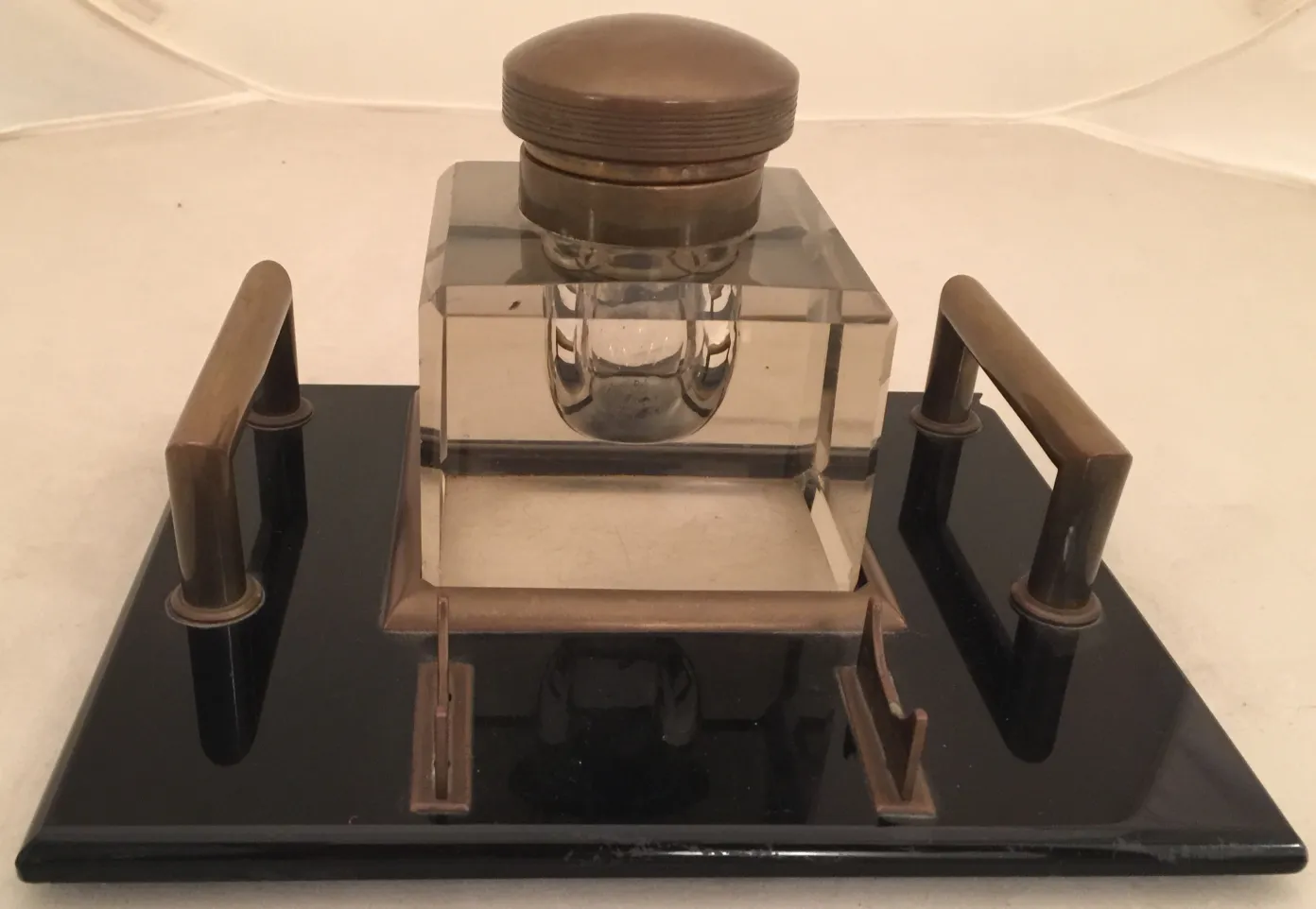 Tinteiro antigo decorativo com detalhes em metal e forma retangular.