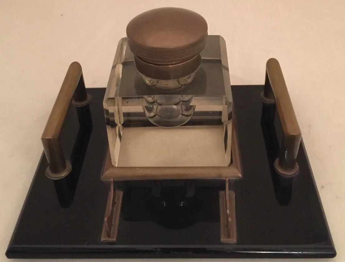 Calamaio antico con coperchio, forma e dettagli eleganti.