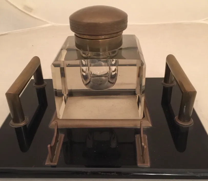 encrier ancien en verre avec détails brillants, cadre élégant