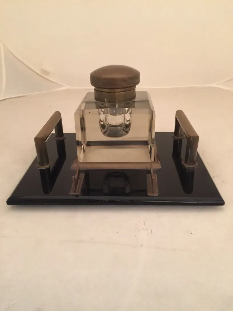 고전 유리 잉크병과 우아한 특징, 검은색 받침에 놓인