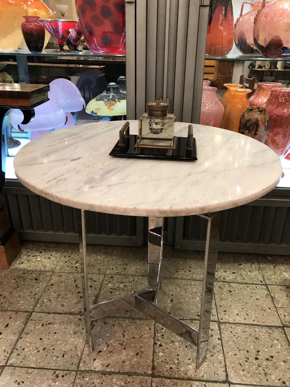 tintero antiguo sobre mesa de mármol, fondo colorido