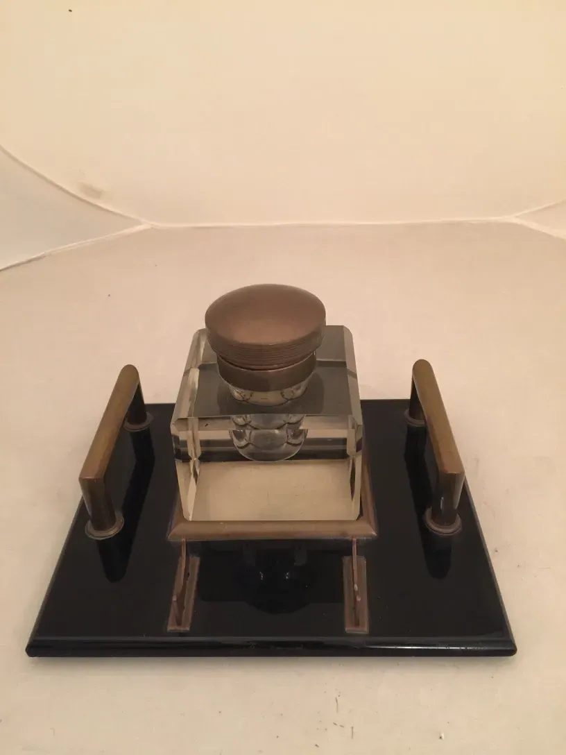 encrier ancien en verre avec couvercle détaillé et base noire