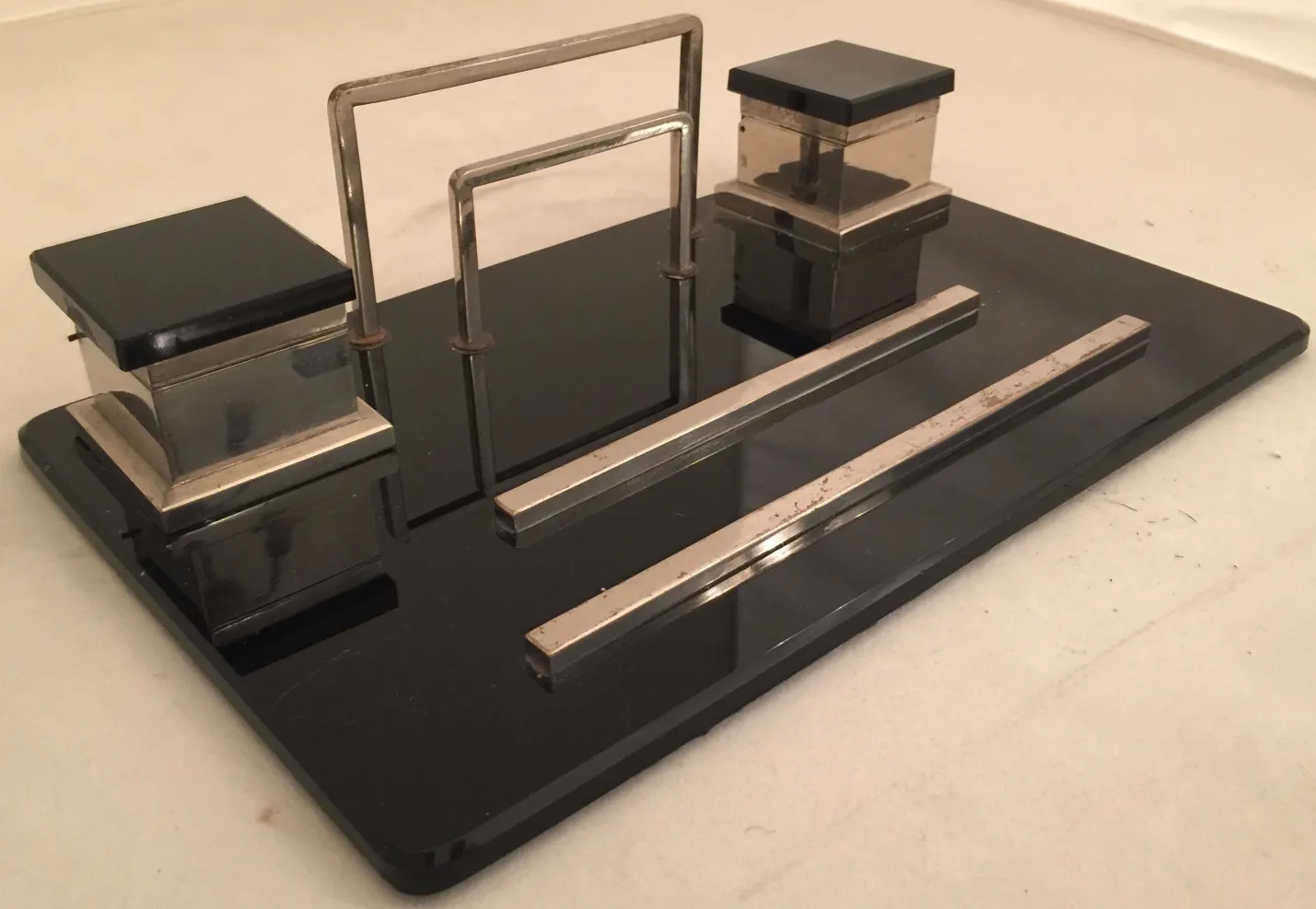 tinteiro antigo com design elegante e suporte para caneta, itens de mesa