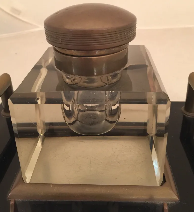 antikes Glas-Tintenfass mit Metalldeckel, elegante Details